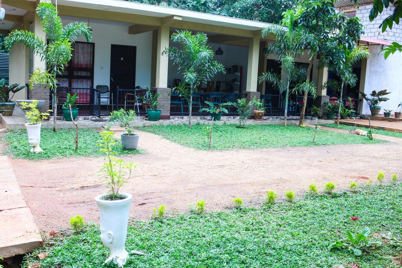 Bed & Bicycle Hostel Dambulla Exterior photo